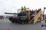 スイス陸軍がレオパルド2戦車を市民に開放、木製の階段を用意！
