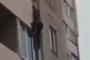 【ロシア】3階の窓から落ちそうになり、助けを求める女性を笑って撮影…→海外「ロシアは冷たい人ばかりだ」