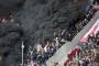 発煙筒の黒い煙が観客席を襲い、一時試合中断に！PSV対アヤックス戦の大一番