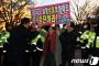 【韓国の反応】韓国マスコミ「今年もソウルで日王の誕生日を記念…抗議デモ隊、ホテルへの侵入を試みて警察に阻止される」→韓国人発狂