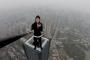 【閲覧注意】エクストリームスポーツとして62階建てビルからぶら下がって懸垂していた男性が転落死。中国（ショッキング映像）