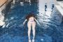 華原朋美さん(43)が水着でプールの写真を公開　お尻を水面から突き出す（画像あり）