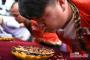 【閲覧注意】中国で昆虫大食い大会開催 カイコやバッタなどをむさぼり食うゲテモノイベント
