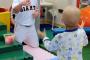 巨人・マギー　小児医療病院を訪問「子供たちが少しでも笑顔になってくれれば」