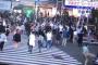 【何回見てもスゴいｗ】渋谷の暴走車に蹴り入れる男性が気になりすぎるｗｗｗ（動画あり）