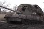 ロシア軍のT-80BVM戦車、巨大なコープケージと大量の追加装甲を装備！