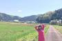 【画像】新田恵海さん、のどかな田園風景をピンクのスウェット姿でぶち壊す　今日も反省の色ナシ