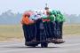 オートバイ1台に58人！インド軍チーム「トルネード」が世界記録を樹立