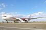 新政府専用機B777-300ERを安倍首相夫人が視察、羽田空港で現行機B-747と翼を並べる！