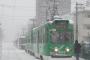 【悲報】札幌市の市電、雪の影響により仲良く走行