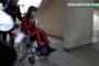 【画像】平手「足が痛てーんだよ、さっさと車椅子で運びやがれ」