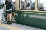 松葉杖をついた女性が、列の一番前で電車を待っていた。周りは気遣い通路を開けて、乗り込むのを見守っていたのだが…後ろにいた高校生くらいのカップルがありえない行動を・・・