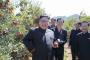 【北朝鮮】金正恩、果樹園を訪れ現地指導。リンゴを手に取り豪快に笑う