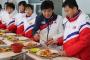 韓国人「韓国の選手村で食事をする北朝鮮選手たちの表情をご覧ください・・・」