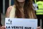 【画像】フランスでメガネっ娘の美女が服を脱ぎ捨てパンティー１枚で抗議「お願い！毛皮を買わないで！」