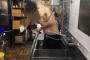 【画像】マクドナルドの調理場のシンクで裸になりシャワー　その写真をネットに投稿し炎上wwww