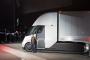 テスラ、初の「EVトラック」発表　１回の充電で８００キロ走行可能