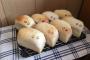 仲良くパンを食べる日本の子どもと犬たち（海外の反応）
