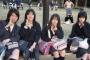 【画像】女子高生グループが写真撮った結果、1人だけアレが丸見えになってしまう
