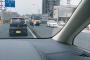 【画像】白い服を着た女性が道路の真ん中を歩き、大渋滞を引き起こすｗｗｗｗｗｗｗｗｗｗｗｗｗｗｗ