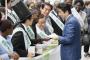 【画像】安倍ちゃんが自分の財布から万札を取り出して募金！日本中が感動に包まれるｗｗｗ