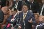 「安倍首相頑張れ」宣誓は不適切、首相が答弁（海外の反応）