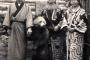 1940年代に撮影された熊と手を繋ぐ日本人観光客とアイヌ民族の写真（海外の反応）