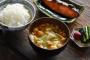 【悲痛】味噌汁の中にごはん入れたらドン引きされたんやが