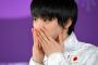 【やさC】羽生結弦さん、インタビューの邪魔をしないようにトンデモない移動の仕方をするｗｗｗ（画像あり）