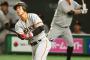 【東スポ】巨人・岡本　豪快アーチで阿部とのレギュラー争い制す