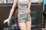 【画像】タンクトップにショートパンツを履いたスタイルのいい美女が撮られるｗｗｗｗｗｗ
