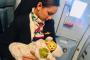 【激写】飛行機内で客の赤ちゃんに授乳したCA、くっそ可愛いやんけ・・・・（画像あり）