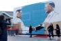 【韓国】大統領府前に設置されたムン大統領とキム委員長が握手する壁画
