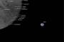 「裏側から見た月全体と地球」…中国の月探査用小型衛星「嫦娥4号」が初撮影！