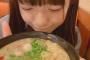 名古屋の美少女が嬉しそうにラーメンと炒飯食べてる 	