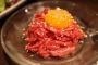 昔の焼肉屋「レバ刺しとユッケとカルビちょうだい！」 店主「あいよ」←これwwwww