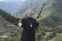 アルメニア政府公式ツイッターにキリスト教聖職者が自動小銃を掲げる写真をツイート「信仰とパワー」！