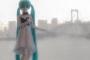 【画像】ドールオタクさん、家が火事になり燃えた初音ミクさんが現代アートみたいになってしまう・・・