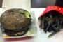 【炎上】ユーチューバーがハンバーガーを青く塗って食い散らかして半分以上残して捨てるwwww
