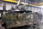 砲撃で損傷したブラッドレー歩兵戦闘車は回収されて修理中…乗員のウクライナ兵全員が生存！