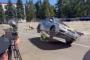 ロシア交通警察、パトカーによる片輪走行のデモンストレーション披露！