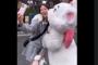 【炎上】堀未央奈がディズニー着ぐるみに抱きつかれる動画が大炎上！「中の人オッサンだろ」ｗｗｗｗｗｗｗｗｗｗ