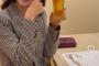 葉月里緒奈 49歳、ぜんぜん変わらぬ美しさ…　ビール片手に笑顔で乾杯（画像あり）