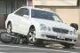 【動画あり】よくこんな事故で軽症だったな…オンボロベンツがバイクに追突しライダーが跳ね飛ばされ下敷きに