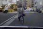 【悲報】逆走スマホ子連れ自転車女さん、全く前を見ておらず車にぶつかりそうになるｗｗｗｗｗｗｗ