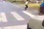 道路を強引に横断しようとした女性がバイクと衝突