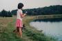 「まるで日本のアニメ」ペットのアライグマと一緒に釣りをする子供の頃の私の写真を見つけた（海外の反応）