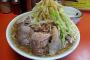 二郎系とやらでラーメンをゆっくり味わって食ってたら、店主に睨まれてた
