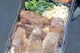 【清原和博】報道陣に対して焼き肉弁当を差し入れ・・・１袋に６個、全部で５袋。１個２０００円とすると総額で６万円