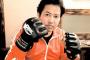 野村貴仁さん、髪を切る